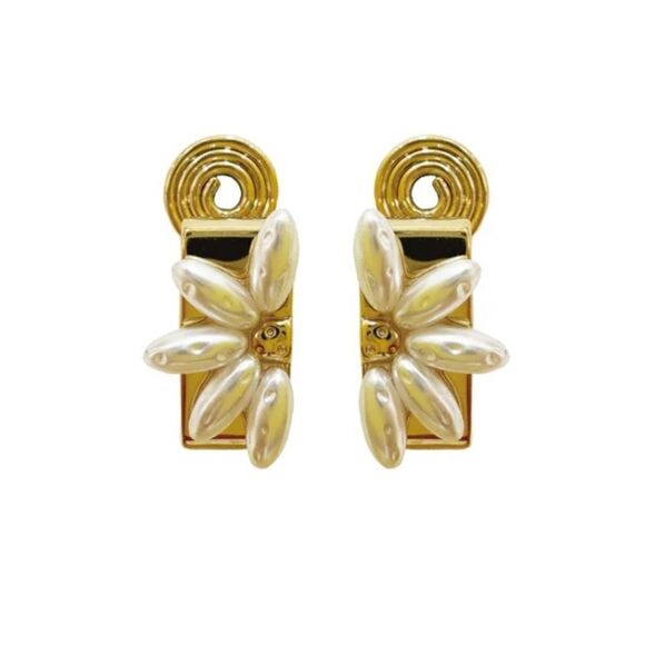 Vintage style flower clip on earrings A415 - Picture 1 of 5